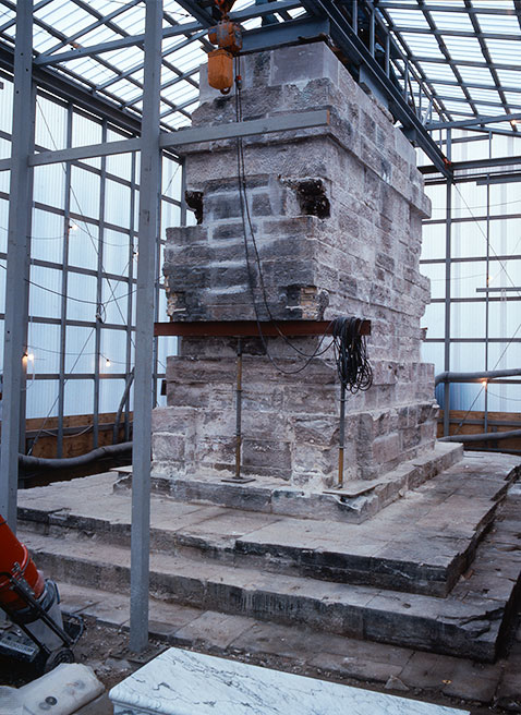 Monumentets kerne efter fjernelsen af den misfarvede marmor i 2008. Mellem den nye marmorbeklædning og sokkelkernen er der nu et hulrum for at undgå misfarvninger. Foto: Roberto Fortuna