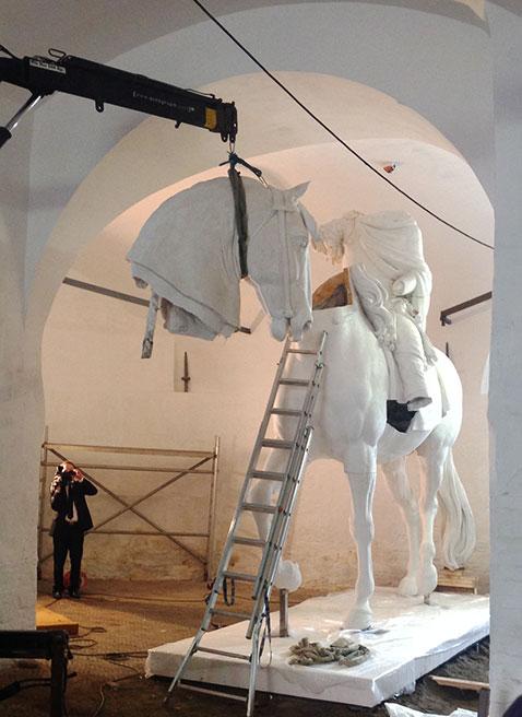 Under restaureringen af statuen er der støbt en gipsmodel, så man har en kopi, hvis der skulle ske noget med Amalienborg. Foto: Charlotte Lauridsen, SLKE