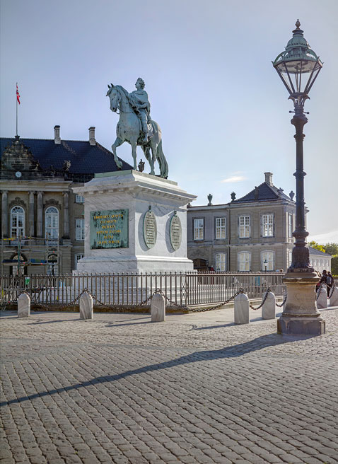 Billedhuggeren Saly betonede Frederik V's rolle som landsfader og lod kongen skue ud over pladsen og sit folk. Foto: Jens Lindhe