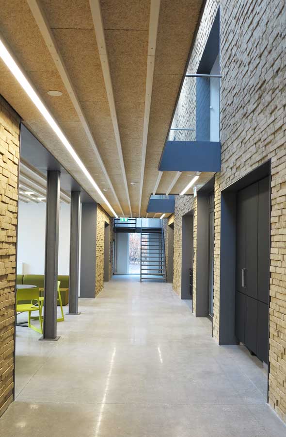 Der er åbent mellem de to etager, så lys kan spredes - og eleverne kan snakke på tværs af bygningen. Foto: Steffen M. Søndergaards Tegnestue ApS