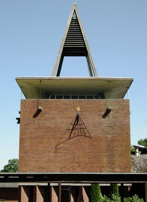 Klokketårnet fra 1960'erne er en af de tidstypiske bygninger fra højskolens lange historie. Foto: Askov Højskole