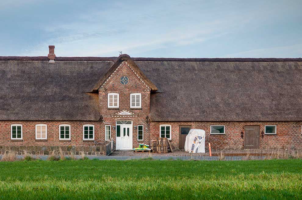 En af landsbyens største gårde har fået nyt stråtag. Foto: Jens Lindhe