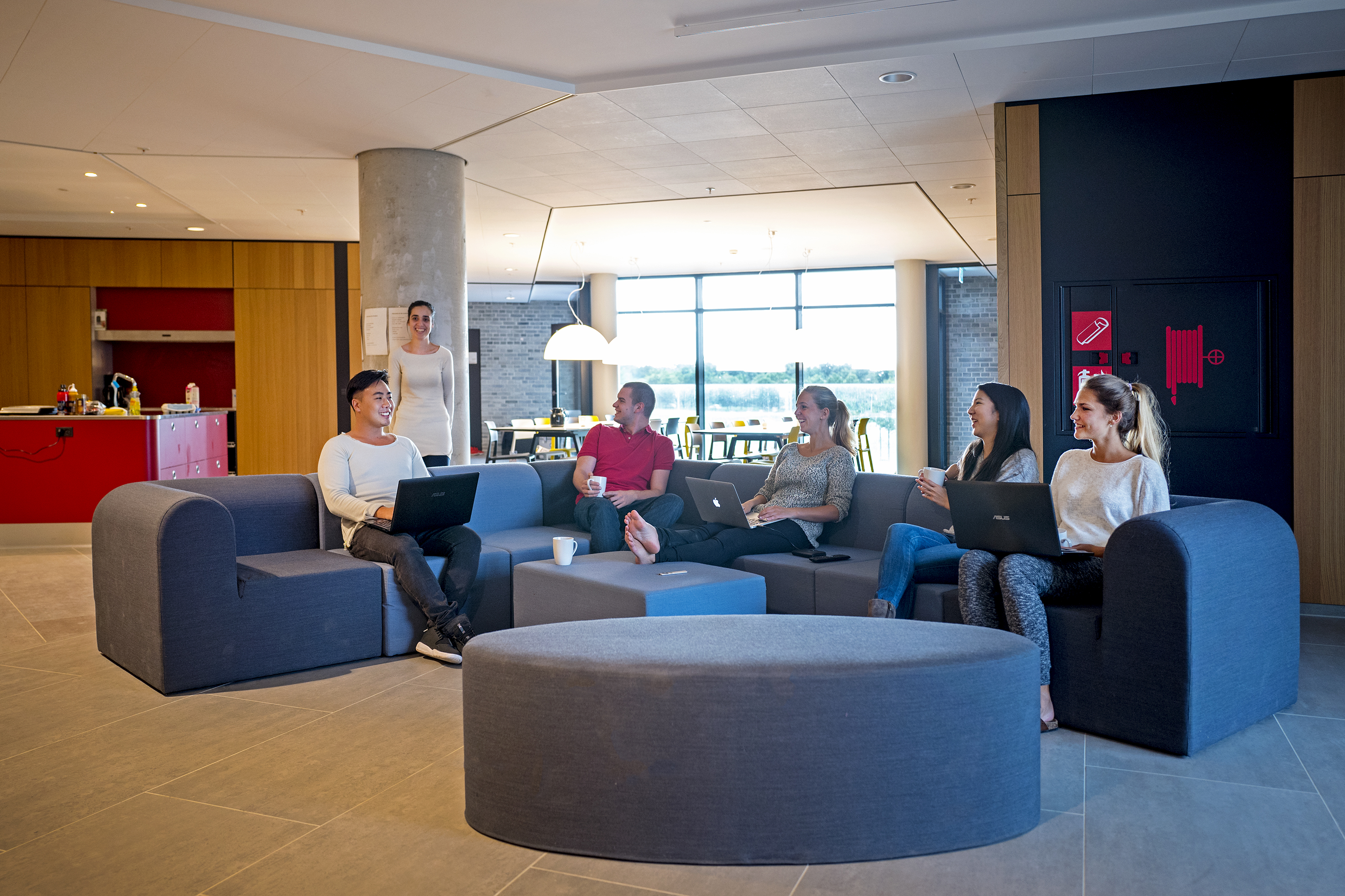Et loungeområde på hver etage er ligesom de øvrige fællesarealer indrettet med materialer af høj kvalitet. Foto: Jens Lindhe