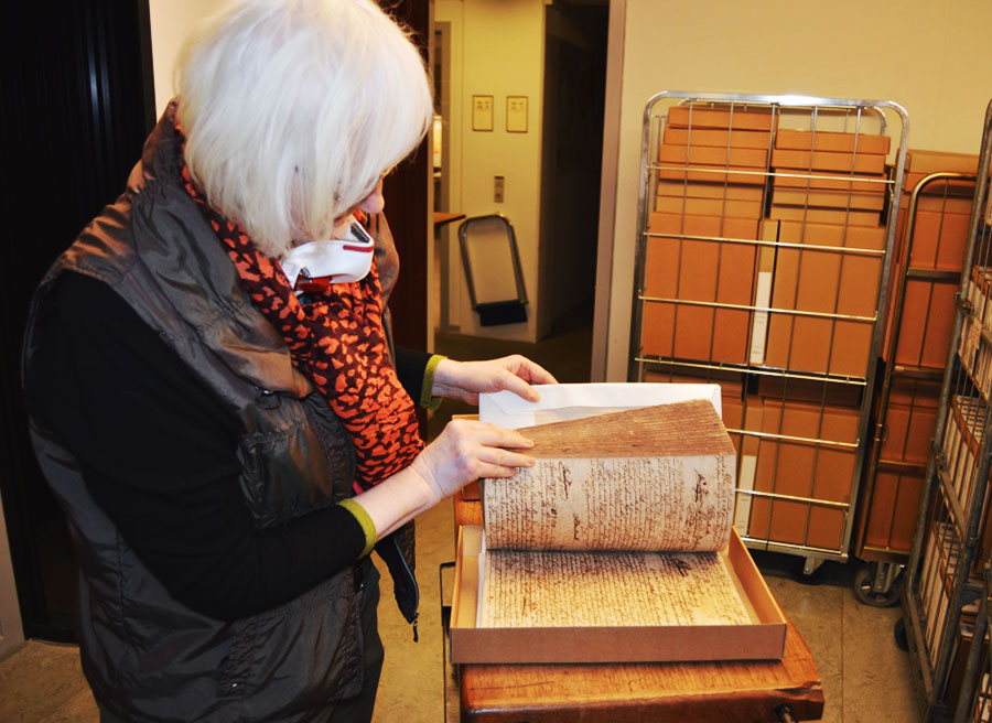 De gamle arkivæsker kan bl.a. indeholde løsblade og sagsakter, der skal sorteres og lægges i rækkefølge inden scanning. Foto: Rigsarkivet