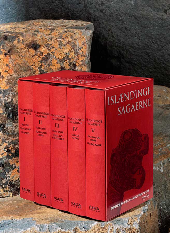 Det tog seks år og et hold af eksperter i oldislandsk at nyoversætte de 2.500 sider sagaer, som udkom i 2014. Foto: Saga Forlag