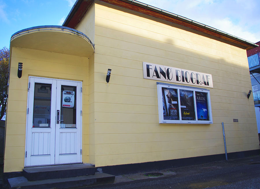 Den gule bygning på Lodsvej i Nordby har huset Fanøs biograf siden 1907. Foto: Nina Göckens