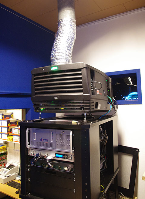 Operatørrummet i Fanø Biograf med det digitale fremviserudstyr. Gennem lugen ses billet- og sliksalget. Foto: Nina Göckens