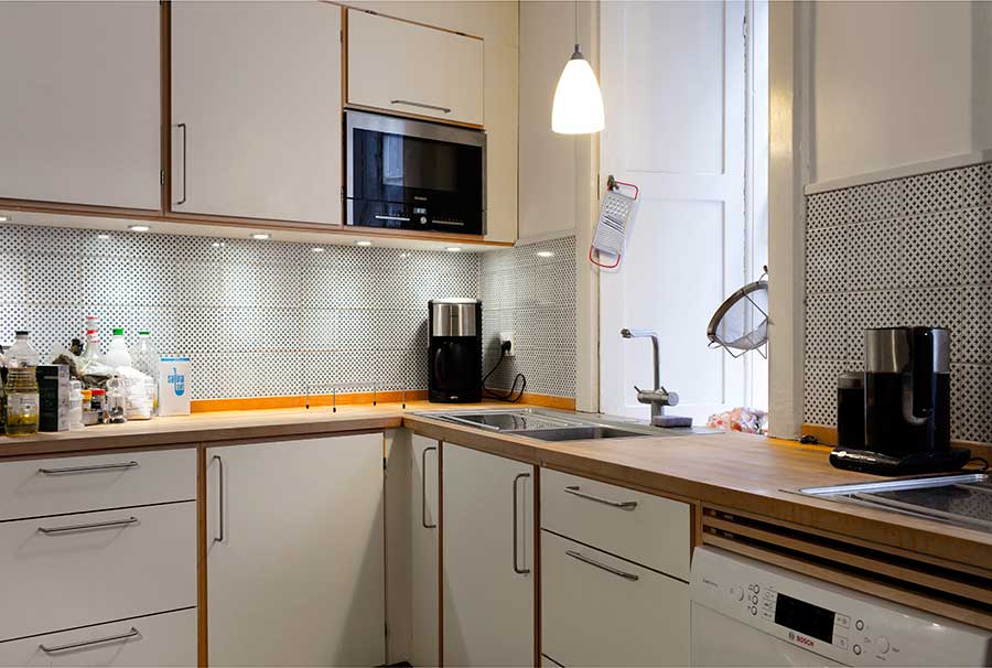 Ud over plads til socialt samvær giver køkkenrenoveringen også mere arbejdsplads. Fliserne med blåt mønster minder om originale hollandske kakler på Regensens værelser. Foto: Jens Lindhe
