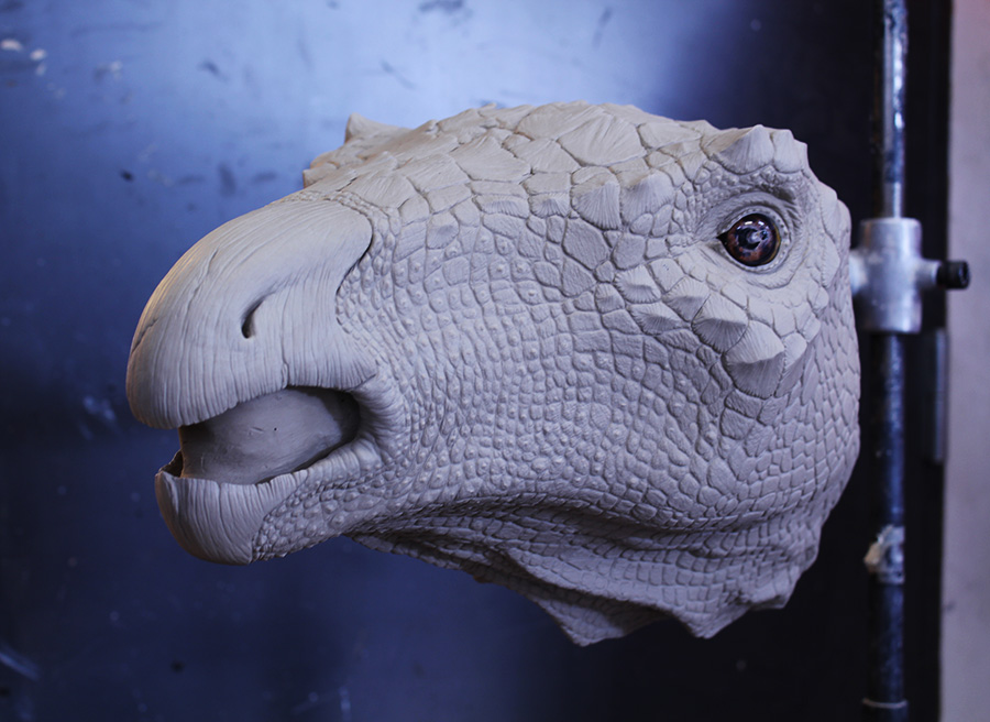Stegosaurussens hovede, inden den fik farver og øjne. Foto: 10 Tons