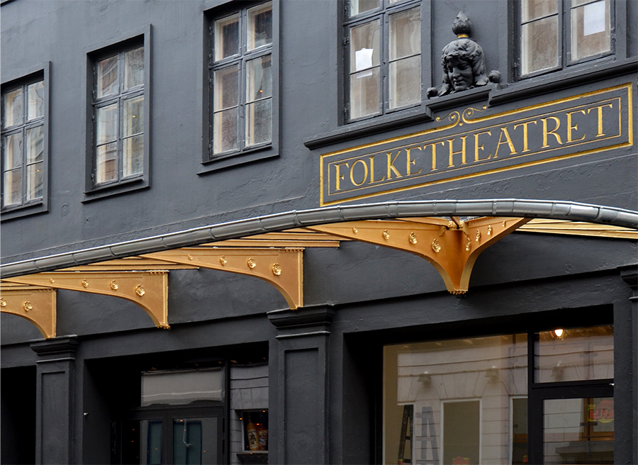 Teaterets originale og guldmalede baldakin lyser nu igen op i Nørregade. Foto: Bertelsen & Scheving