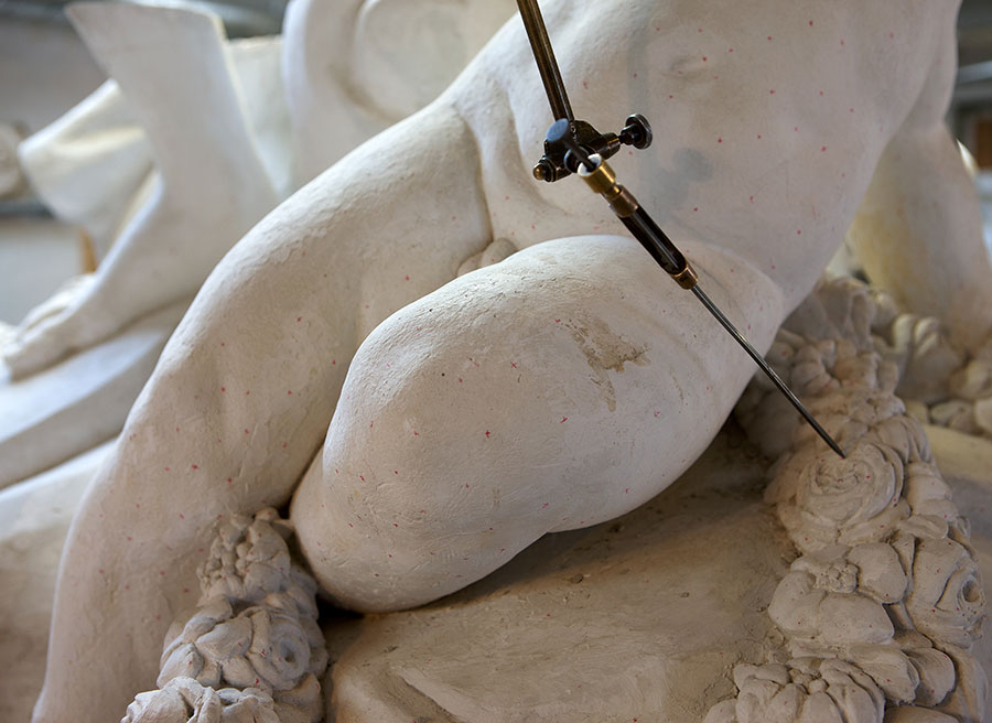 Det møjsommelige arbejde med genhugning af skulpturerne har bl.a. omfattet, at punkter fra en gipsmodel er overført til stenen ved hjælp af et punkteringsapparat. Foto: Simon Lautrop