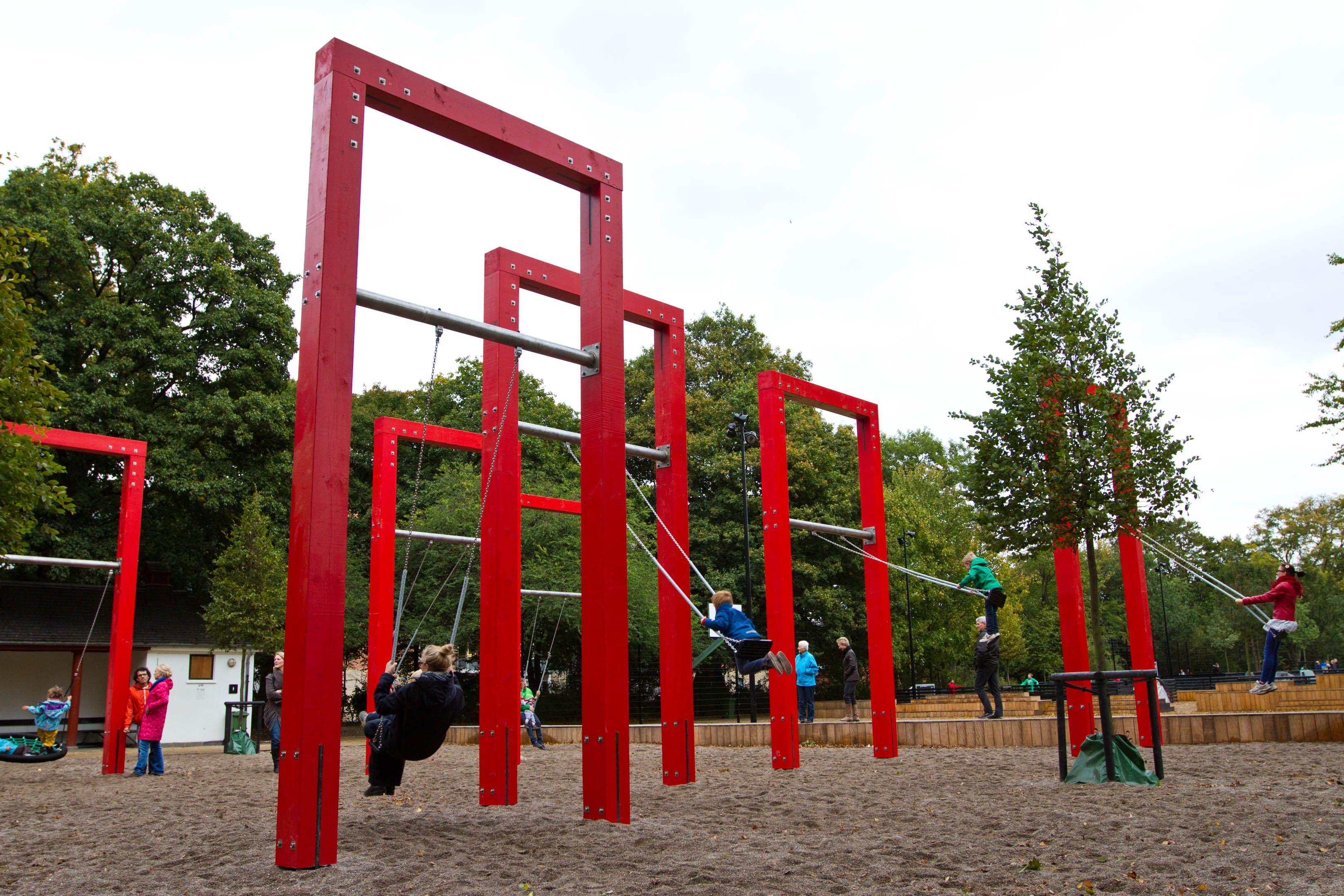 Et af målene for fornyelsen har været, at parken skal inspirere til leg og bevægelse uanset alder og køn. Foto: Ursula Bach