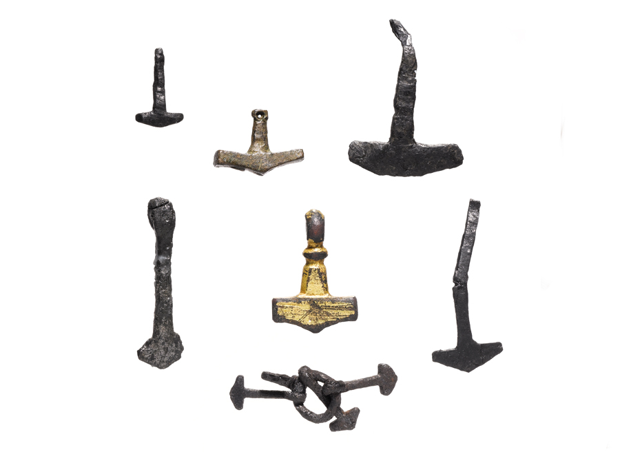 Amuletter bestående af Thorshamre fundet forskellige steder på kongsgården. Foto: Nationalmuseet