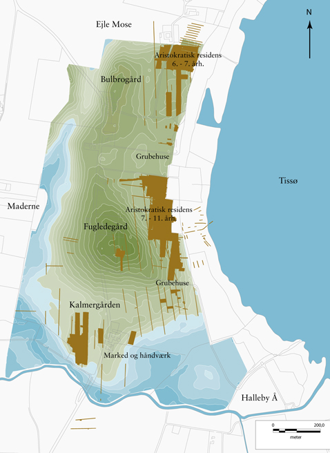 De brune områder på kortet viser de udgravede dele af residensen ved Tissø. Ca. 91.000 m2 er udgravet, knap 20 % af kompleksets omfang. Kort: Nationalmuseet