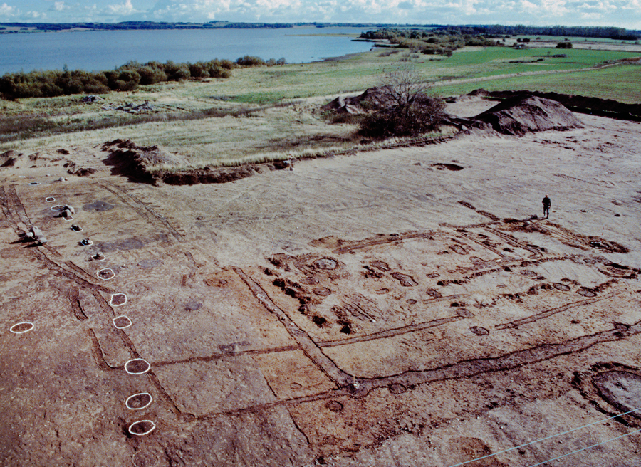 Udgravningsfoto af det rituelle område, den lille hal samt den sydlige væg af den store hal ved Fugledegård. Foto: Lars Jørgensen, Nationalmuseet