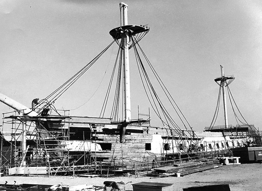 En del af Jyllands originale træbeklædning ses her under den tidligere store restaurering i 1990'erne. Foto: Fregatten Jylland