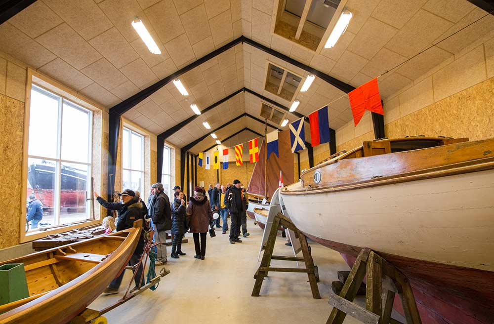 I en nybygget skibsbyggerhal tager Foreningen for Holbæk Gamle Havns Bedding sig kærligt af gamle træskibe. Foto: Joe Kniesek