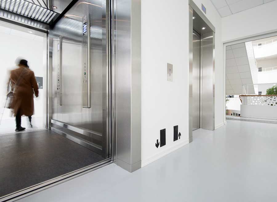 Husets elevatorer er brandsikrede og kan anvendes uden brug af hænder: En knap ved gulvet kan aktiveres med et stød fra en kørestol. Foto: Martin Schubert/CUBO