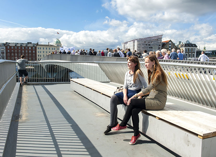 Der er plads på broen til, at de passerende kan nyde et eftertænksomt ophold midt i havnen. Foto: Troels Heien, Københavns Kommune
