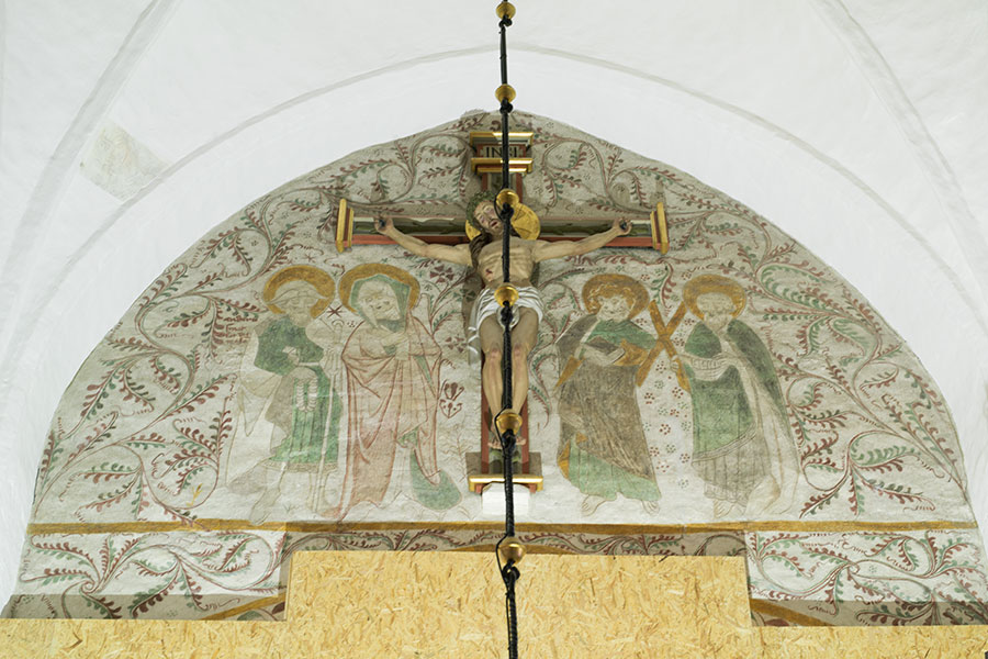 Nationalmuseet vurderer figurerne omkring kirkens korbuekrucifiks som "enestående og meget sjældne i dansk kalkmaleri". Foto: Janne Klerk