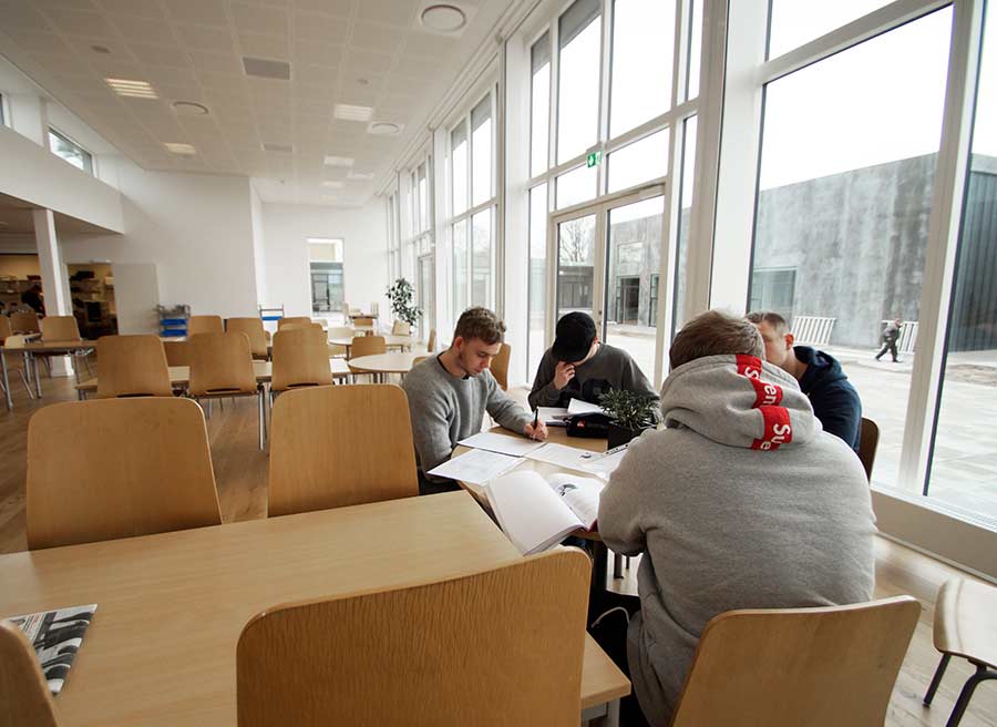Studerende og undervisere har fået mere albuerum i kantinen, som er udvidet med en tilbygning. Foto: MARTEC/Peter Møller Rasmussen