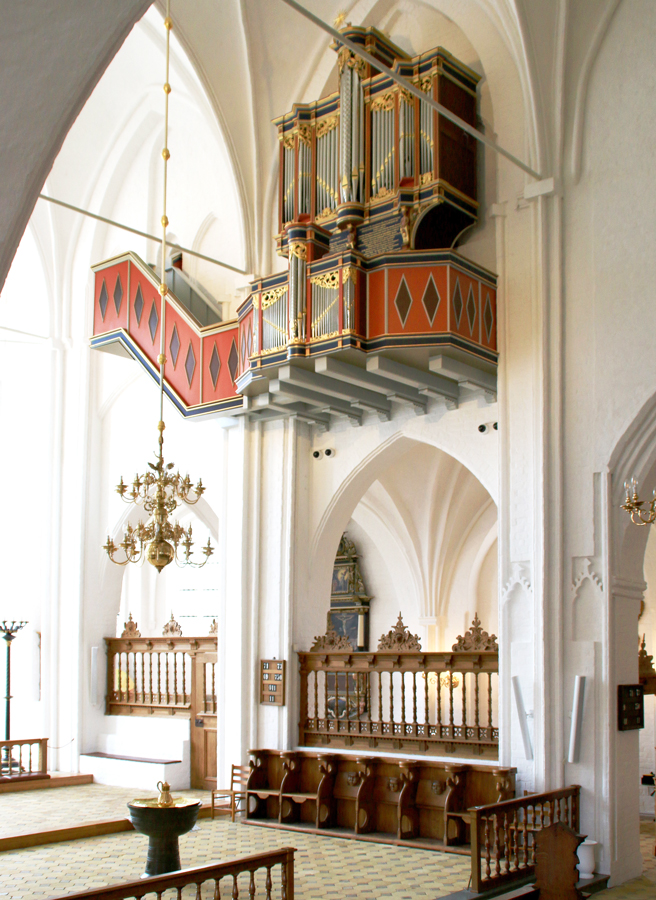 En smukt bemalet og forgyldt renæssancefacade svæver på sin oprindelige plads i koret i Sct. Peders Kirke. Foto: Jesper Jørgensen