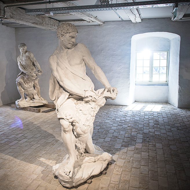 I et hjørne står Herkules og løven, som Frederik d. IV købte på en Italiensrejse i 1708-9. Skulpturen er så tung, at det er det eneste sted, gulvet kan bære. Foto: Thomas Rahbek