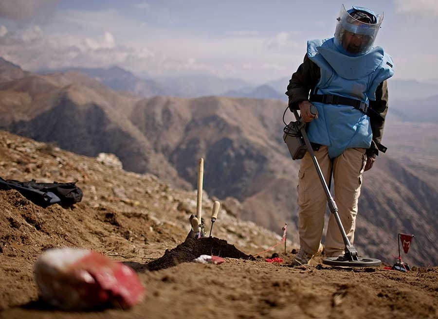 Mere end 30 års miner og ueksploderet ammunition gør det stadig farligt at bevæge sig omkring i Afghanistan. Foto: DDG