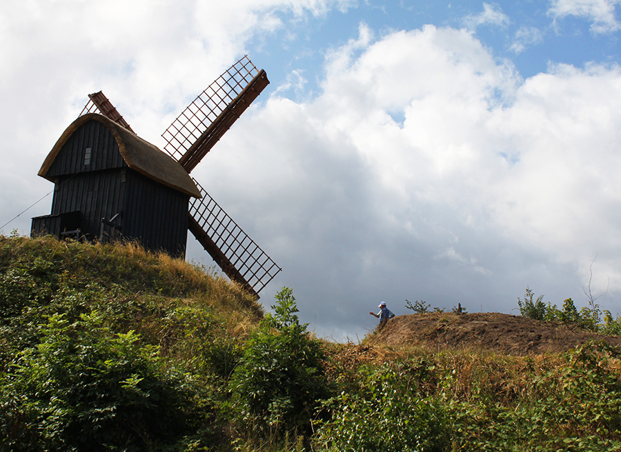 Brundby Mølle er nyrestaureret i 2014 og knejser flot på en bakketop på Samsø. Foto: J. Strøm
