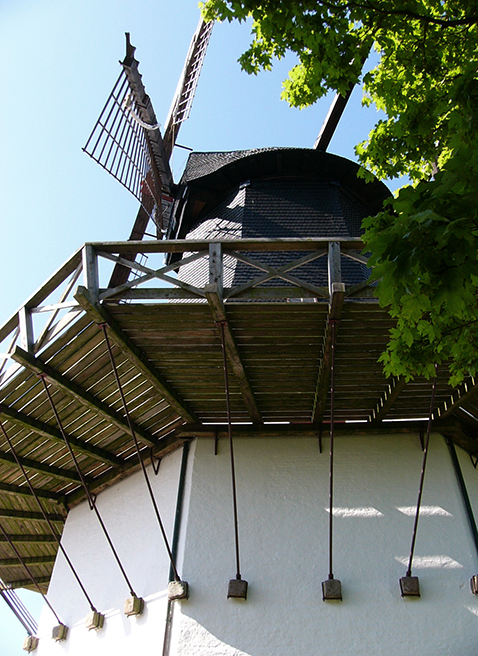 På hollændermøller drejes "hatten" for at få vingerne op mod vinden. Her ses Højer Mølles hat nedefra. Foto: Museum Sønderjylland