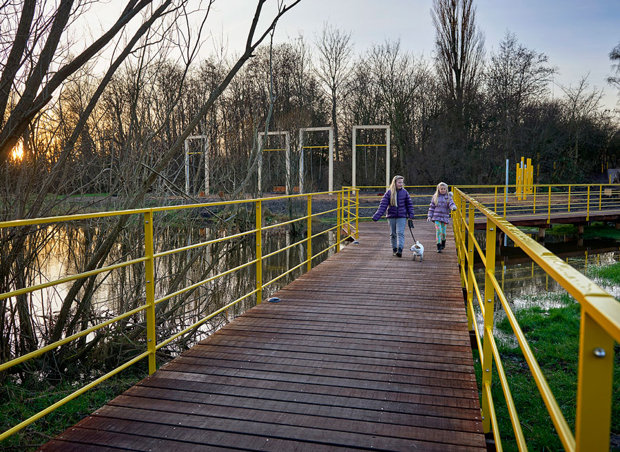 En gangbro inviterer til nærmere udforskning af søen. Foto: Kirstine Mengel