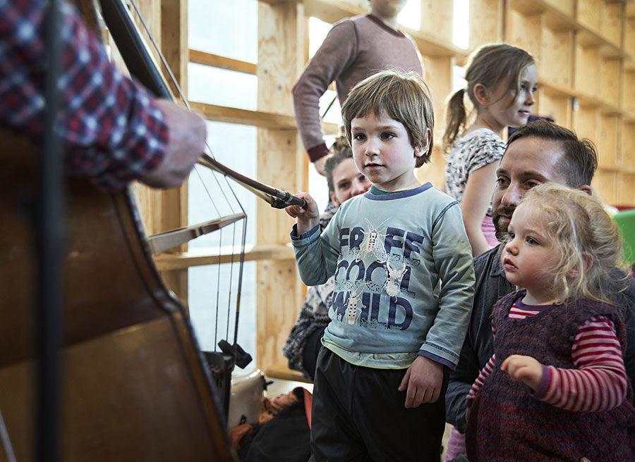 For de klassiske musikere er det givende at opleve børnenes umiddelbarhed efter en koncert. Foto: Lizette Kabré