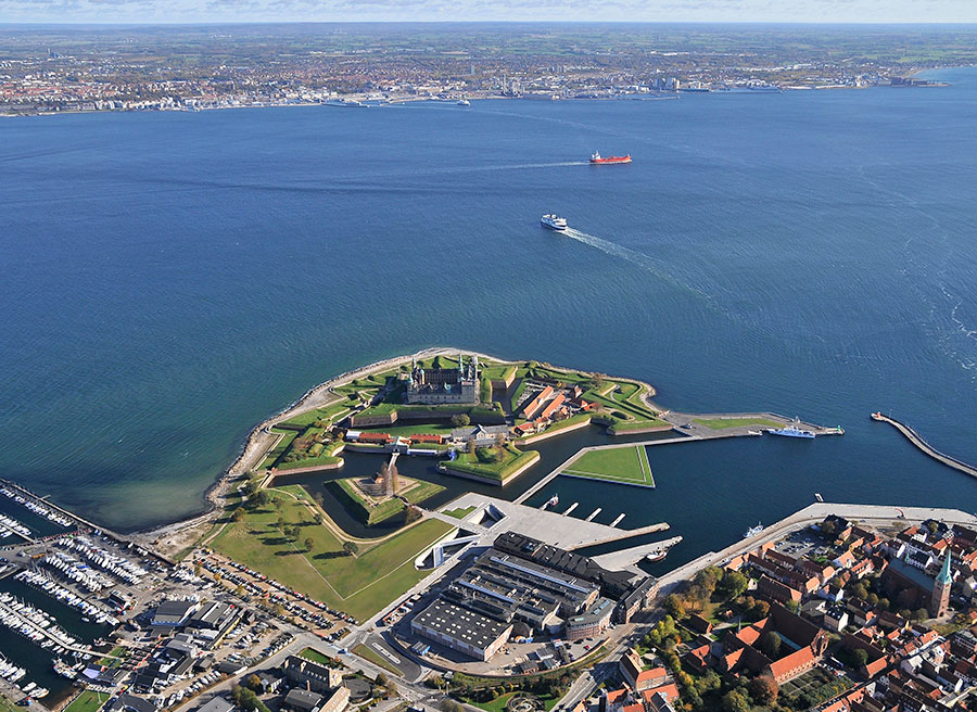 Museet i Helsingør skiller sig med sin placering og arkitektur markant ud fra verdens øvrige søfartsmuseer. Foto: Dragør Luftfoto