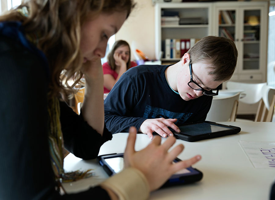 I samme plan som Orangeriet undervises der i IT-færdigheder bl.a. med stødsikre iPads. Foto: Lizette Kabré