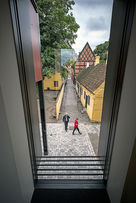 En gangbro forbinder museets to dele i førstesalshøjde med et kig direkte ned ad det smalle, brolagte Møntestræde, Møntergårdens centrale akse. Foto: Jens Lindhe