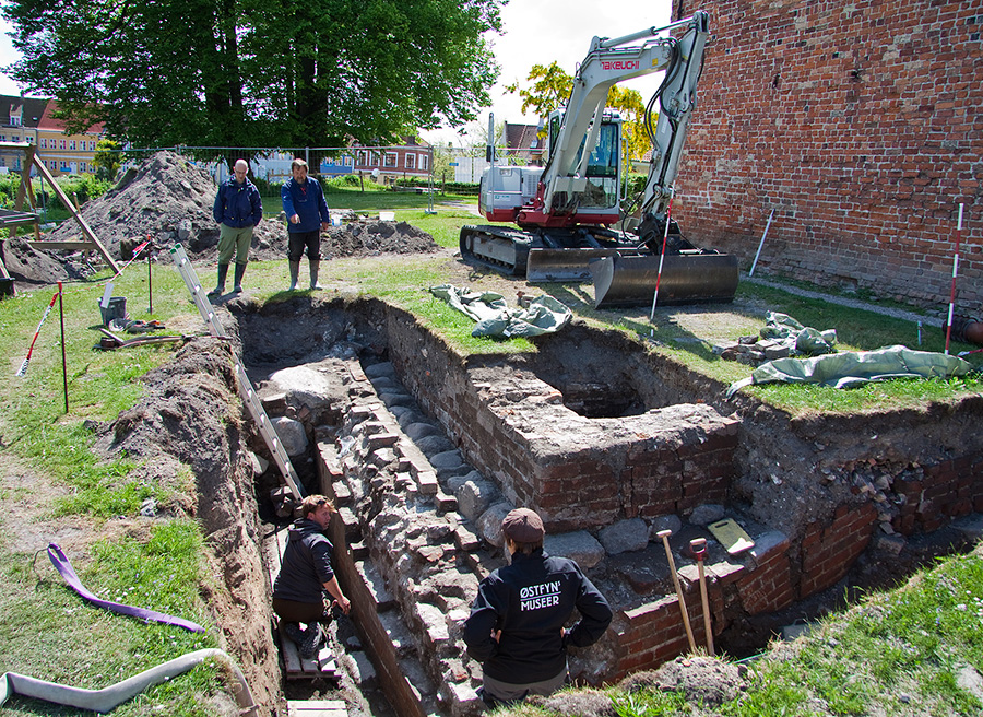 Udgravninger af borgholmen har bl.a. afsløret et muret kloakrør fra slottet. Foto: Østfyns Museer