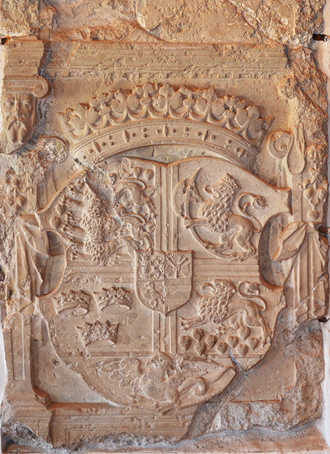 I Christian III's intakte riddersal sidder hans våbenskjold stadig i væggen. Foto: Østfyns Museer