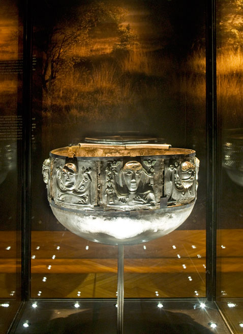 Vigtige genstande som Gundestrupkedlen (billedet), Solvognen og Egtvedpigen er highlightet gennem fortællingen om oldtiden for at øge overskueligheden. Foto: Roberto Fortuna/Nationalmuseet