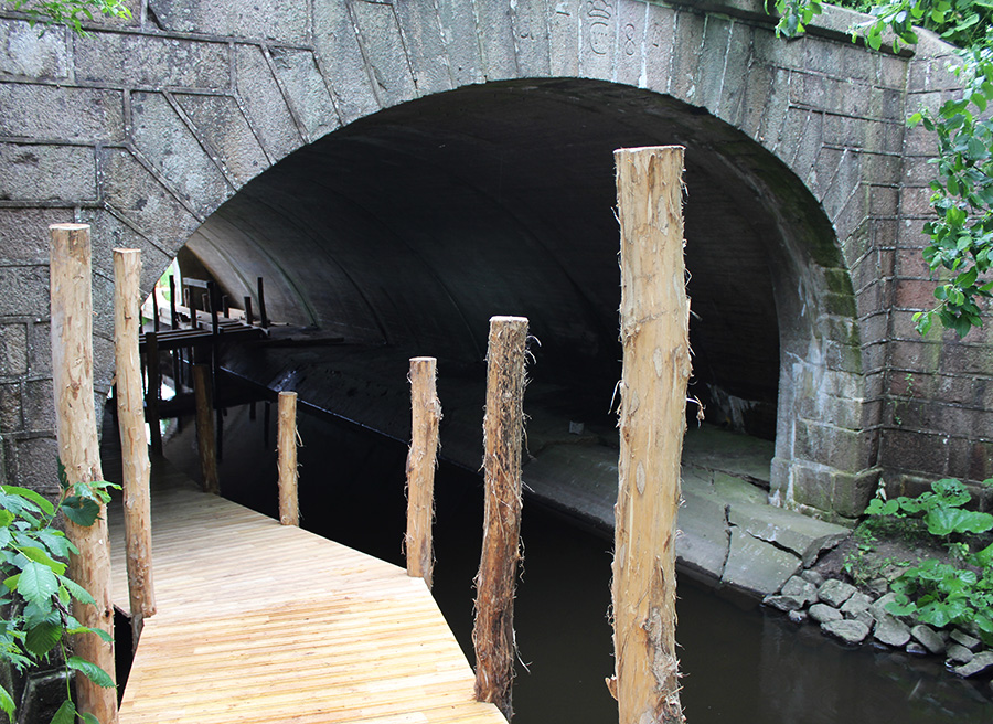 Stien løber under den historiske Staveds Bro fra 1784, så man har måttet bygge en "bro under broen". Foto: Leif Gredal