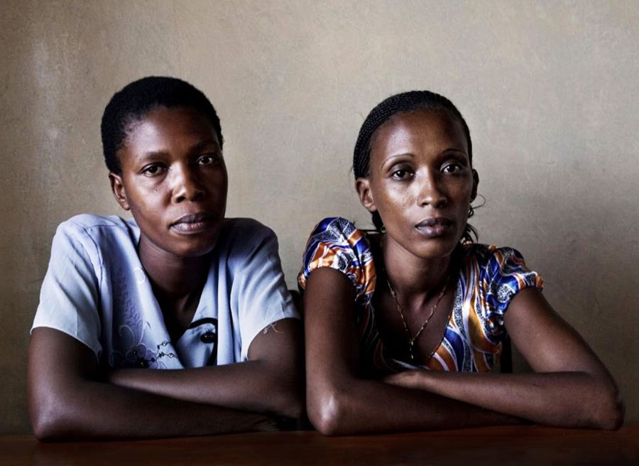 To søstre, flygtninge fra krigen i DR Congo, blev i 2012 genforenet gennem Refugees United efter 16 års adskillelse. Det viste sig, at de begge boede i Nairobi. Foto: Refugees United