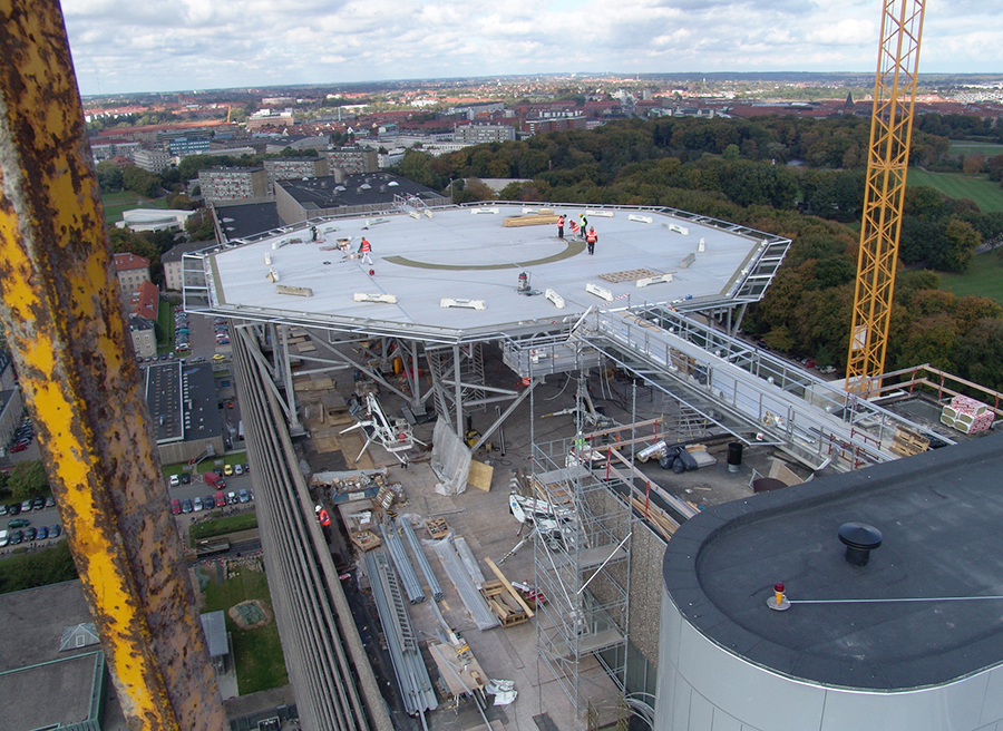 Platformen har en diameter på 37 meter og befinder sig 71 meter over terræn på Rigshospitalets tag. Foto: Philip Woodgate