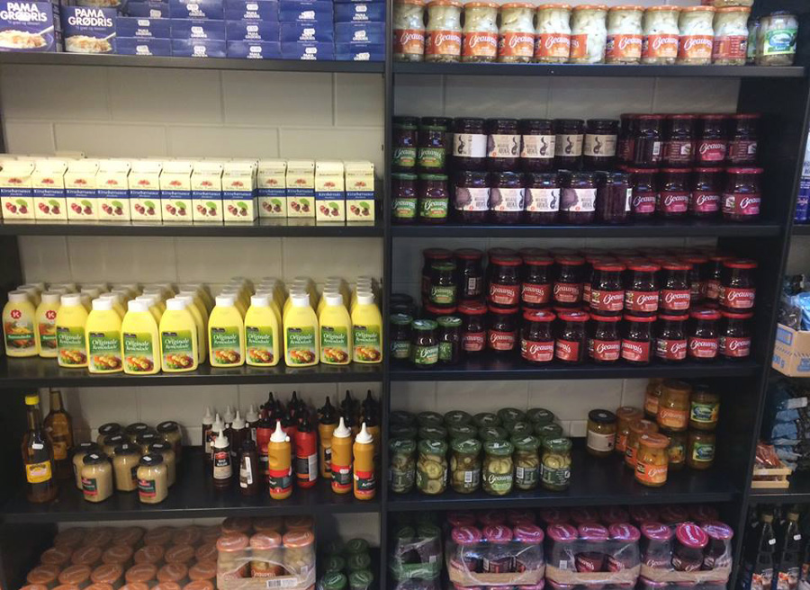 I kirkens butik bugner hylderne af rødkål, risengrød og andre danske madvarer. Foto: Den Danske Sømandskirke