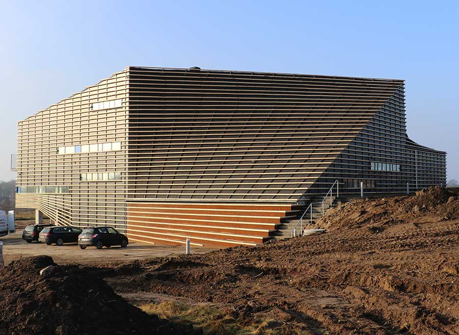 Den nye sportshal Spiralens utraditionelle kubeform skyder op af den kuperede jord i det nordlige Kalundborg. Foto: Kalundborg Kommune