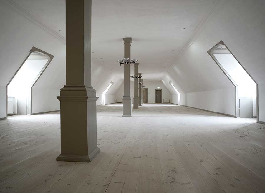 Oppe under taget er de enorme sove- og samlingssale totalrenoverede og har fået ny smuk belysning. Foto: Jens Lindhe