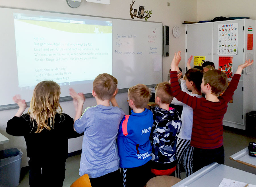 En 2. klasse danser til sangen "Körperblues" og lærer, hvad kroppens dele hedder på tysk. Foto: Tønder Kommune