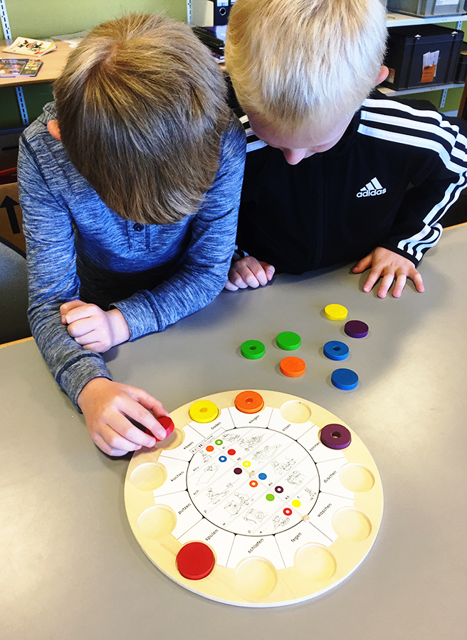 Der er indkøbt nye læremidler, f.eks. spil, som bruges i undervisningen af de yngre elever. Foto: Tønder Kommune