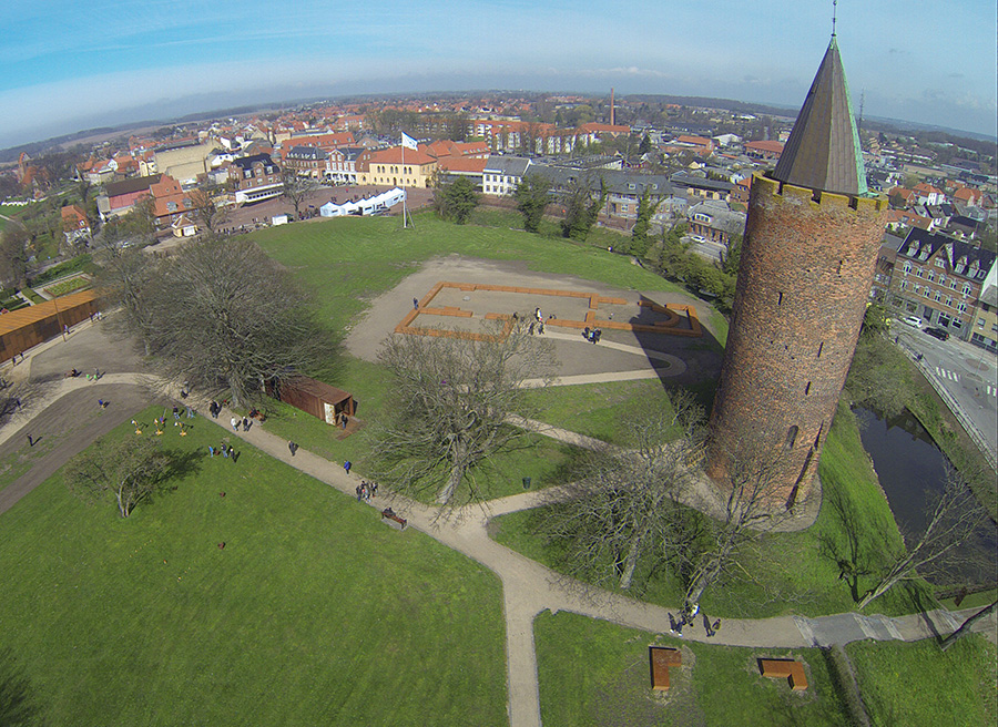 Med Gåsetårnet tronende på det højeste sted rejser det gamle borgplateau sig over Vordingborg. Foto: NH Luftfoto & Video
