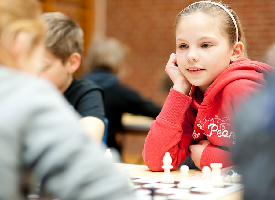 At spille skak styrker ikke mindst tålmodigheden: Børnene lærer ikke bare at tænke sig om, de lærer at vente på, at andre skal tænke sig om. Foto: Andreas Ryssov