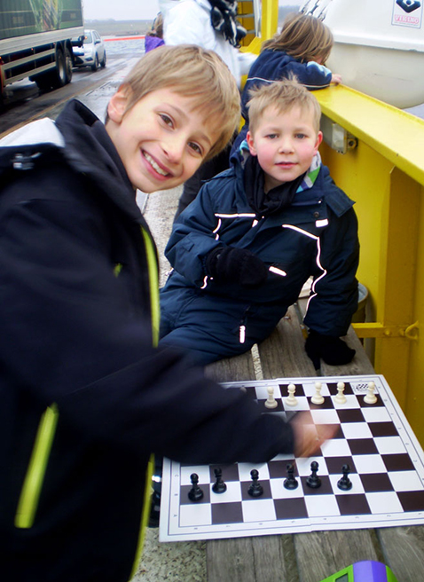 Hvorfor ikke udnytte overfartstiden? Eleverne fra Orø Skole gjorde et usædvanligt rekordforsøg, da de spillede skak på Orøfærgen. Foto: Orø Skole og Børnehus