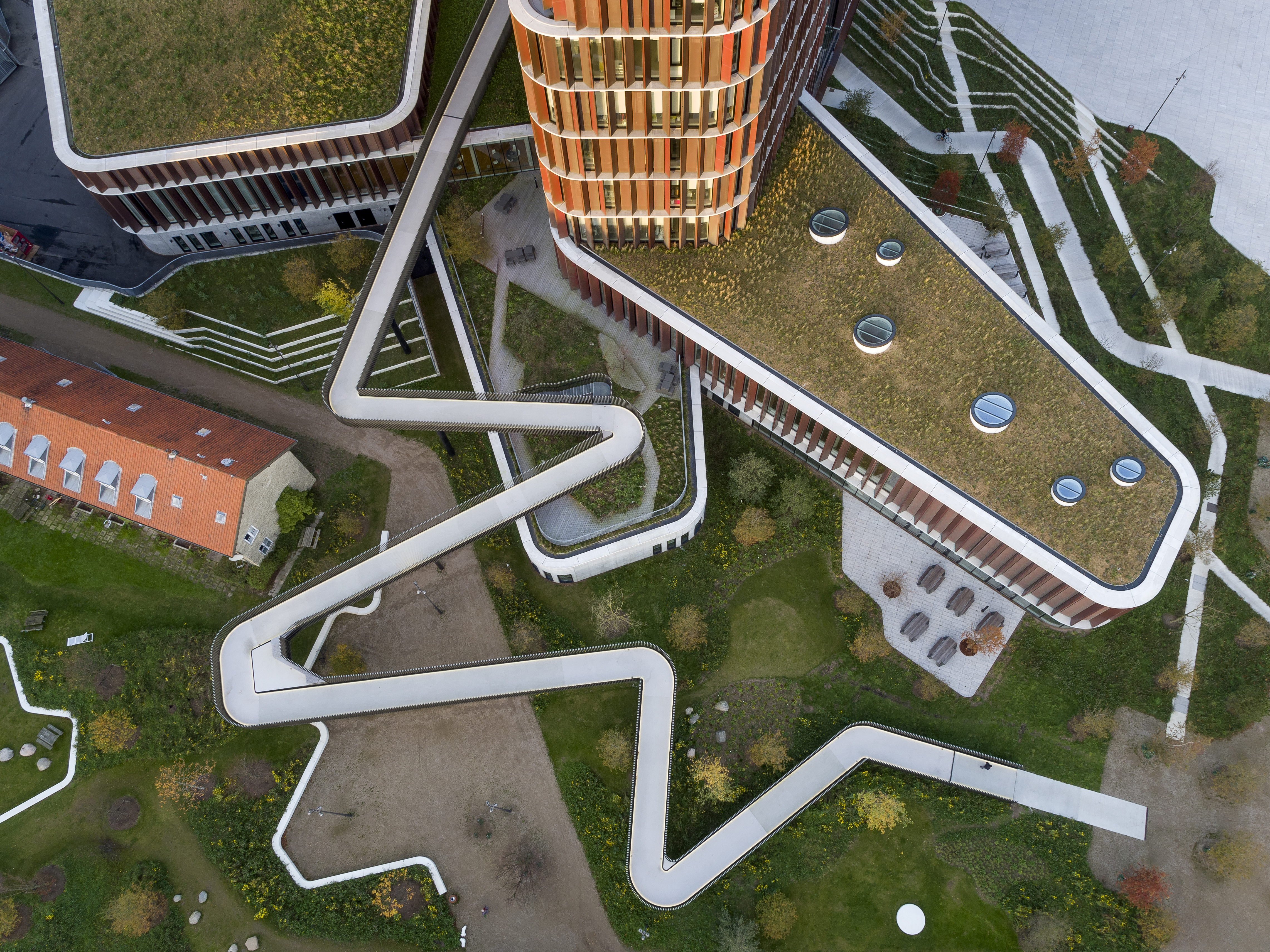 Tårnet hviler på en stjerneformet base og er omgivet af en bydelspark. Foto: C.F. Møller / Adam Mørk